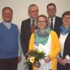 Dekan Lars Rebhan, Vorsitzender Prof. Dr. Günter Dippold, Geschäftsführer Thomas Geldner und Beiratsmitglied Annemarie Böhm (hi. v. li.) bedankten sich bei Sandra Hohmann (vo.) für ihre langjährige Mitarbeit bei der Caritas.