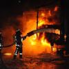 Die Feuerwehr löscht einen Brand.