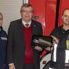 Outdoor-Tablet  für die Einsätze: Gerätewart Sebastian Dorsch, Vorsitzender Markus Hellmuth, Bankdirektor Michael Lieb, Kommandant Georg Gäbelein und der Bürgermeister der Marktgemeinde Ebensfeld, Bernhard Storath, freuen sich über die Spende an die Feuerwehr Ebensfeld (v. li.).