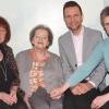 Brigitte Bischoff (2. v. li.) freute sich anlässlich ihres 90. Geburtstages über die Glückwünsche der Heimleiterin Angelika Lauer, des Bürgermeisters Andreas Hügerich (v. re.) und der Betreuerin Gudrun Will (li.).