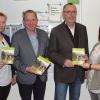 Die Quartiersmanagerin Nadja Motschmann, der Senioren- und Behindertenbeauftragte Walter Mackert, Bürgermeister Jürgen Kohmannn und die Quartiersmanagerin Katja Brade (von links) stellen erstmals einen Ratgeber für Senioren mit ausführlichen Informationen über Alltagshilfen, die verschiedensten Angebote sowie barrierefreie Einrichtungen vor.