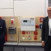Landrat Christian Meißner (2. v. re.), Kreisbrandrat Timm Vogler (li.) und Kreisbrandmeister Tino Schamberger freuen sich über die neue Schulungsbrandmeldeanlage, die Otto Nüsslein (re.) übergab.