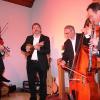 Die Gruppe “Schmitts Katze“ bei ihrem Konzertauftritt in der Weismainer Christuskirche (v.li.) Christian Hartung (Geige)  Marcel Largé (Mandoline) Armin Griebel (Kontrabass) und Matthias Grob (Klarinette).