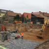 Die Bauarbeiten für das Projekt „Wohnen im Apfelgarten“ sind in vollem Gange. Derzeit wird der Keller für das Haus A ausgehoben, in deren Erdgeschoss einmal die Tagespflege untergebracht werden soll. Die Bauarbeiten für das Projekt „Wohnen im Apfelgarten“ sind in vollem Gange. Derzeit wird der Keller für das Haus A ausgehoben, in deren Erdgeschoss einmal die Tagespflege untergebracht werden soll.