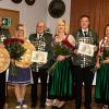Gedrechselte Königsscheiben erhielt das Königspaar der Bad Staffelsteiner Freihandschützen (v. li.): 1. Schatzmeister Georg Zweig, 2. Schützenmeister Erik Münchenbach, König Michael Gareiß, Königin Ina Roth, das Ritterpaar, Ingo und Christine Schramm, Ritter Patrick Erhardt und Ritterdame Steffi Gareiß, Jungschützenkönig, Paul Schramm, Ritter Lukas Reuther und Jungritterdame Selina-Maria Gareiß.