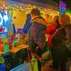 Die hell erleuchteten Verkaufsstände weckten mit ihrem bunten Angebot das Interesse der Besucher auf dem Michelauer Adventsmarkt.