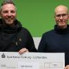 Den stolzen Betrag von 700 Euro spendete Schreinerei-Chef Tim Fleischmann aus Marktzeuln (li.) an die OT-Leseraktion „Helfen macht Spaß“. HMS-Initiator Till Mayer bedankte sich herzlich für die großzügige Spende, die mittlerweile schon eine kleine Tradition hat. „Anstatt Kundengeschenke zu verteilen, macht es mehr Sinn, echte Freude zu schenken“, erklärt Tim Fleischmann. Er freut sich, dass mit seiner spende Menschen in der Region direkt geholfen werden kann.Text: Till Mayer/