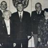 Nahtloser Übergang vom alten auf den neuen Polizeiinspektionsleiter: Walter Stangl (li., mit Ehefrau Edda) beerbt den in den Ruhestand verabschiedeten Werner Höbelt (3. v. re., mit Ehefrau Heike). Laudationes gibt es von Polizeidirektor Siegfried Mühldorfer (2. v. li.), Landrat Reinhard Leutner (Mitte) und Polizeipräsident Walter Wölker.