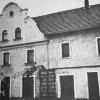 Das „blaue Haus” in der Altenkunstadter Theodor-Heuss-Straße wird als Sozialunterkunft der Gemeinde genutzt und von den sozial eher unangepassten Mietern scheinbar alles andere als pfleglich behandelt. Nun hofft man, es durch einen Verkauf in eine bessere Zukunft zu führen.
