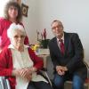 Zum 91. Geburtstag wünschten Bürgermeister Jürgen Kohmann und Edith Matzner der Jubilarin Julianna Dobutowitsch (Mitte, sitzend) alles Gute.