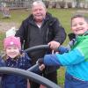 Bald hat er mehr Zeit für seine vier Enkelkinder. Christian Mrosek kann dann öfters mit ihnen auf den Spielplatz gehen; im Bild mit Stella (5) und Max (8), die in Redwitz leben. Bald hat er mehr Zeit für seine vier Enkelkinder. Christian Mrosek kann dann öfters mit ihnen auf den Spielplatz gehen; im Bild mit Stella (5) und Max (8), die in Redwitz leben.