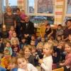 Gönner Dieter Leicht mit Kindergartenleiterin Silvia Herzig, Angelika Weinhold, Zweckverbandsvorsitzemder vom Maintal Kindergarten Schönbrunn und Erstem Bürgermeister Jürgen Kohmann, Silke Judex, Erika Stumpf und Theresia Kühn sowie den Jungs und Mädels der Kita.