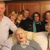 Zur Diamanthochzeit von Cornelia und Christian Kögel (vorne) gratulierten (v. li.) Bürgermeisterin Christine Frieß, der Sohn Gerhard Kögel, die Enkelinnen Marion und Michaela mit Freund Matthias und von den Ortsvereinen Elke Glas, Beate Kaiser, Wolfgang Schreiber und Anja Bickel.