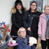 Spendenübergabe ans Tierheim: Karin Sander (stehen, v. li.), die die Krippenfiguren am Lichterhaus gestellt hatte, Anja Dießenbacher, Mutter Gertrud Dießenbacher, Roland Spichal vom Tierheim Lichtenfels und Tierheimleiterin Sandra Schunk (knieend).