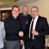Mit Handschlag begrüßte Bürgermeister Robert Hümmer (2. v. re.) die Besucher des Neujahrsempfangs.