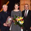 Bürgermeister Robert Hümmer (re.) bedankte sich beim Neujahrsempfang bei der Bundestagsabgeordneten Emmi Zeulner und dem Stellvertretenden Landrat Helmut Fischer für ihr Kommen mit Gastgeschenken. Bürgermeister Robert Hümmer (re.) bedankte sich beim Neujahrsempfang bei der Bundestagsabgeordneten Emmi Zeulner und dem Stellvertretenden Landrat Helmut Fischer für ihr Kommen mit Gastgeschenken.