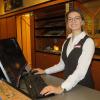 Wieder an der Rezeption in der Heimat: Lena Eschenbacher.