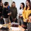 Lesebegeisterte Schüler lassen sich ihre Ausgaben und Lesehefte signieren.