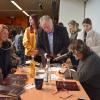 Auch Zweite Bürgermeisterin Sabine Rießner (li.) und Manfred Brösamle-Lambrecht lassen sich ihre Bücher signieren. Auch Zweite Bürgermeisterin Sabine Rießner (li.) und Manfred Brösamle-Lambrecht lassen sich ihre Bücher signieren.