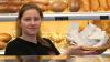 Was für eine Menge an Kassenbons durch die neue Verordnung anfällt, zeigt die Verkäuferin in der Bäckerei Söllner in Lichtenfels.