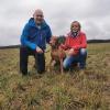 Ein tolles Trio: Bürgermeisterkandidat Christian Böhmer, Ehefrau Petra und und der kurzhaarige ungarische Vorstehhund Oli.