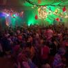 Die Peter-J.-Moll-Halle gleicht an diesem Abend einem bunten Hexenkessel. Die Peter-J.-Moll-Halle gleicht an diesem Abend einem bunten Hexenkessel.