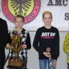 Über Nachwuchserfolge im Endurosport beim AMC „Hohe Aßlitz“ freut sich Vorsitzender Ralf Pratsch (li). Hannes Kolb entführt den Jugendclub-Meistertitel und den Tim-Hempfling-Gedächtnispokal nach Marktzeuln. Luca und Lenny Luther (Redwitz, v. re.) standen beide viermal für die Sonnefelder Farben am Start.