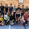 Die stolzen Gewinner des Nordbayerischen Qualifikationsturniers im Badminton der Wettkampfmannschaft J/M III des Gymnasiums Burgkunstadt (stehend) mit ihrer Stützpunktleiterin und Schulleiterin Lydia Münch (li.) und ihrem Wahlkurslehrer Thomas Ludwig (re.) und der Wettkampfmannschaft J/M II (knieend), die in ihrem Wettkampf Platz drei belegten.