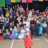 Die Kinder hatten ihre Freude am Kinderfasching mit Moderator Jochen Körner (hinten, Mi.).