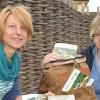 Ein Rucksack prall gefüllt mit schönen Ausflügen: Andrea Musiol (re.) und Jennifer Thiem von der Tourismusregion Obermain•Jura stellen die neue Broschüre „Geführte Erlebnistouren zwischen Main und Jura“ vor.