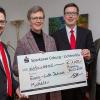 Seit mehr als zehn Jahren unterstützt die Sparkasse Coburg-Lichtenfels die Kirchenmusik im Dekanat Michelau mit großzügigen Spenden. Von einer „sehr schönen Tradition“ sprach die Dekanin Stefanie Ott-Frühwald bei der Spendenübergabe. Mit einem symbolischen Scheck über 1000 Euro aus den Händen des Sparkassenbetriebswirtes Stefan Schneyer (li.) und seines Kollegen Markus Engel (2. v. re.) wurde die musikalische Arbeit im Dekanatsbezirk gewürdigt. Die großzügige Spende freute nicht nur die Dekanin Ott-Frühwald (2. v. li.) sondern auch den Dekanatskantor und Kirchenmusikdirektor Klaus Bormann (re.) der sich stellvertretend für die zahlreichen Chöre und Kirchenmusiker für die Spende bedankte.Text/