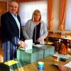 Er hat es wieder geschafft: Robert Hümmer, der mit seiner Frau Gabriele im Woffendorfer Sportheim zur Wahl gegangen ist, darf als Bürgermeister in Altenkunstadt sechs weitere Jahre amtieren.