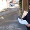 Bürgermeister Udo Dauer im Hutzelbrunnen mit dem neuen Förderbescheid.