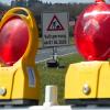 Die Baustellenschilder für die Vollsperrung stehen schon bereit. Die Baustellenschilder für die Vollsperrung stehen schon bereit.