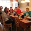Wenn man nicht besucht werden kann, muss das noch nicht das Ende der guten Laune sein, wie die Wohngruppen Ruth und Irene beim gemeinsamen Frühstück demonstrieren.