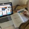Lernen mit Laptop zuhause: Kinder können bei Schulschließungen digital unterrichtet werden. Lernen mit Laptop zuhause: Kinder können bei Schulschließungen digital unterrichtet werden.
