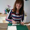 Monika Goller bekommt jede Woche einen Karton mit vorgefertigten Stoffzuschnitten vom Bayerischen Roten Kreuz geliefert. Monika Goller bekommt jede Woche einen Karton mit vorgefertigten Stoffzuschnitten vom Bayerischen Roten Kreuz geliefert.