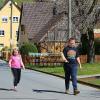Als am Gründonnerstag die Glocken der kleinen Marienkapelle verstummten, begann für Jakob und Katharina der Dienst mit ihren hölzernen Ratschen. Aufgrund der Corona-Pandemie zogen in diesem Jahr nur die Geschwister durch Serkendorf. Fast ein Dutzend Mal waren sie bis Samstagabend in Serkendorf unterwegs, erinnerten mit lautem Klappern an die Gebetszeiten und verkündigten den Englischen Gruß, den jeder katholischer Christ verrichten muss.Text/
