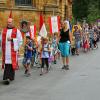 Vierzehnheiligen ist Frankens meistbesuchte Wallfahrtsstätte mit einer halben Million Besucher pro Jahr. Angeführt vom Kirchenschweizer, ziehen diese jungen Wallfahrer im vergangenen Juli in die Basilika ein. Vierzehnheiligen ist Frankens meistbesuchte Wallfahrtsstätte mit einer halben Million Besucher pro Jahr. Angeführt vom Kirchenschweizer, ziehen diese jungen Wallfahrer im vergangenen Juli in die Basilika ein.