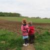 Die Kinderkrippe hat geschlossen - also gehen Amelie und Noah (beide zwei Jahre alt) mit und sehen interessiert zu. Die Kinderkrippe hat geschlossen - also gehen Amelie und Noah (beide zwei Jahre alt) mit und sehen interessiert zu.