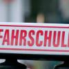 Fahrschulautos sind derzeoit ohne Fahrschüler unterwegs. Fahrschulautos sind derzeoit ohne Fahrschüler unterwegs.