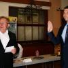 Der neue Bürgermeister Michael Zapf (re.) wurde vom ältesten Stadtrat Alfons Deuber vereidigt. Der neue Bürgermeister Michael Zapf (re.) wurde vom ältesten Stadtrat Alfons Deuber vereidigt.