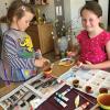 Anna und Lena Richter beteiligten sich mit großem Eifer und viel Begeisterung am kreativen Basteln der Reundorfer Turnzwerge und Igel-Kids.