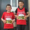 Mit Vorfreude präsentieren die Brüder Moritz und Hannes Jäger ihre Startnummern. Auch ihre Eltern sind  mit von der Partie bei der Aktion „Lauf für deinen Verein“ am 1. Juni.