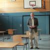 Schulleiter Stefan Völker inmitten der Turnhalle, die bereits ausgestattet mit Tischen und Stühlen, in diesem Jahr nicht zum Schreiben des Abiturs genutzt werden darf, um eine Ansteckung mit Covid 19 zu vermeiden.