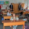 Pudelwohl fühlen sich die Kinder und ihre Lehrerinnen in den hellen Räumen: (stehend, v. li.) Liegenschaftsverwalter im Markt Küps, Markus Kraus, Lehrerin Dunja Leikheim, Bürgermeister Bernd Rebhan, Schulleiter Johannes-Peter Müller sowie (sitzend, re.) Lehramtsanwärterin Aylin Lang.