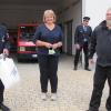 Kommandant Norbert Köhler, Bürgermeisterin Nina Liebermann und Kreisbrandmeister Bernd Flohrschütz freuen sich über den Schwimmsauger für die Feuerwehr Herreth.