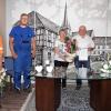 Zum 25-jährigen Dienstjubiläum bei der Gemeinde Altenkunstadt gratulierten Friedrich Herold (2. v. re.) seine Gattin Silvia,  Bürgermeister Robert Hümmer (re.), Bauhofvorarbeiter  Alexander Schmidt und Personalratsvorsitzender André Leidner.