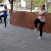 Eine Zumba-Gruppe des FC-Trieb trainiert im Freien.