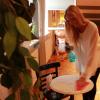 Alexandra Dahm desinfiziert die Kontaktflächen im Studio. Alexandra Dahm desinfiziert die Kontaktflächen im Studio.